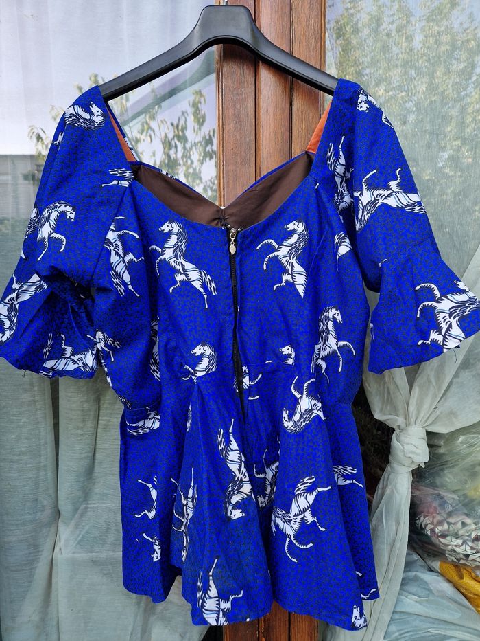 Haut à basque wax type africain bleu motifs chevaux blancs taille 46/48 - photo numéro 2