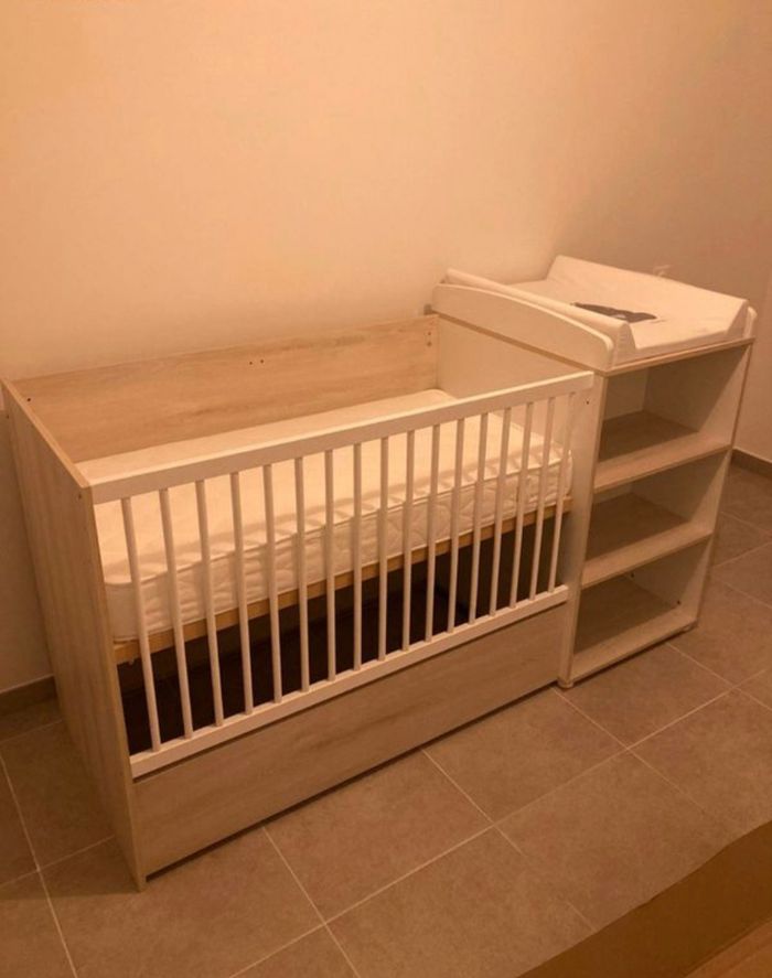 Lit bébé combiné avec table à langer et évolutif