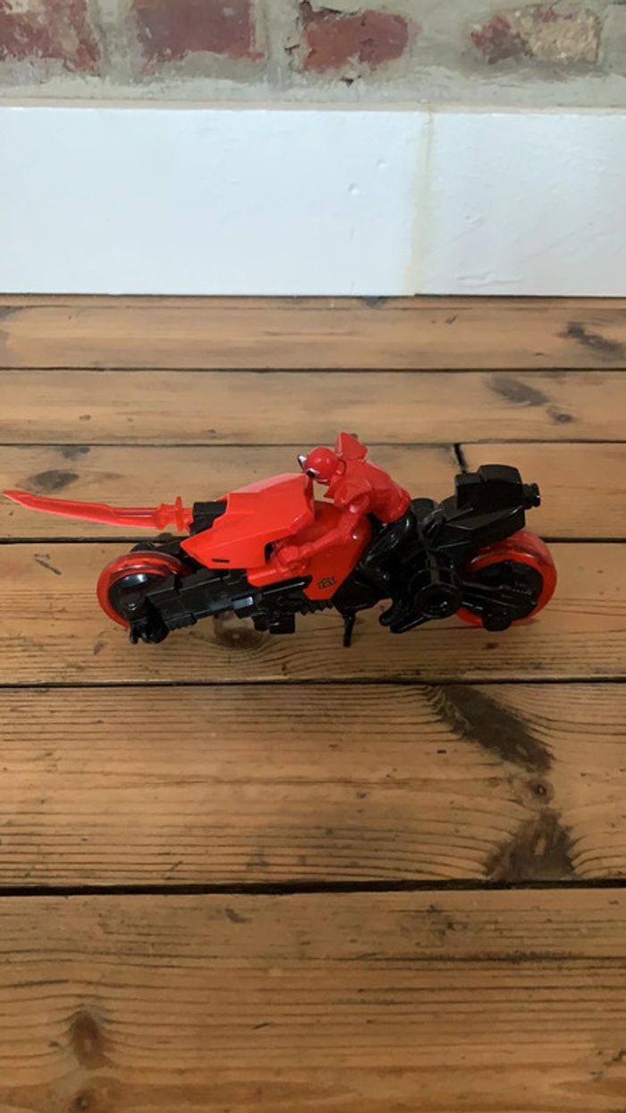 Power rangers Samouraï avec sa moto