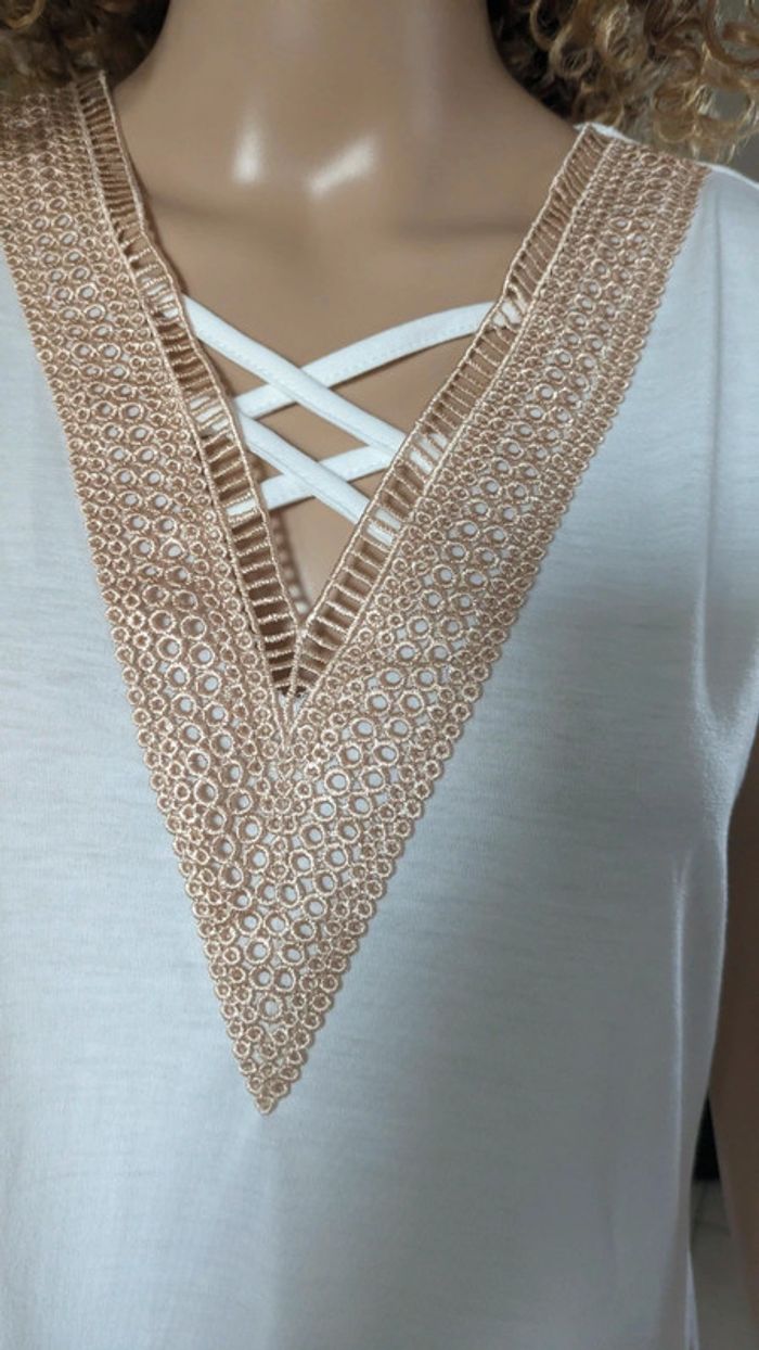Robe Mini col en V nid d'abeille blanche 
T.M/42 jamais porté - photo numéro 5