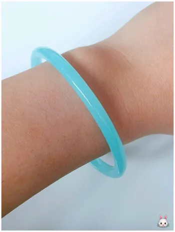 Bracelet jonc bleu minimaliste en résine – pièce tendance et légère