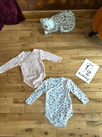 Lot de 2 bodys croisés kiabi très bon état 6 mois