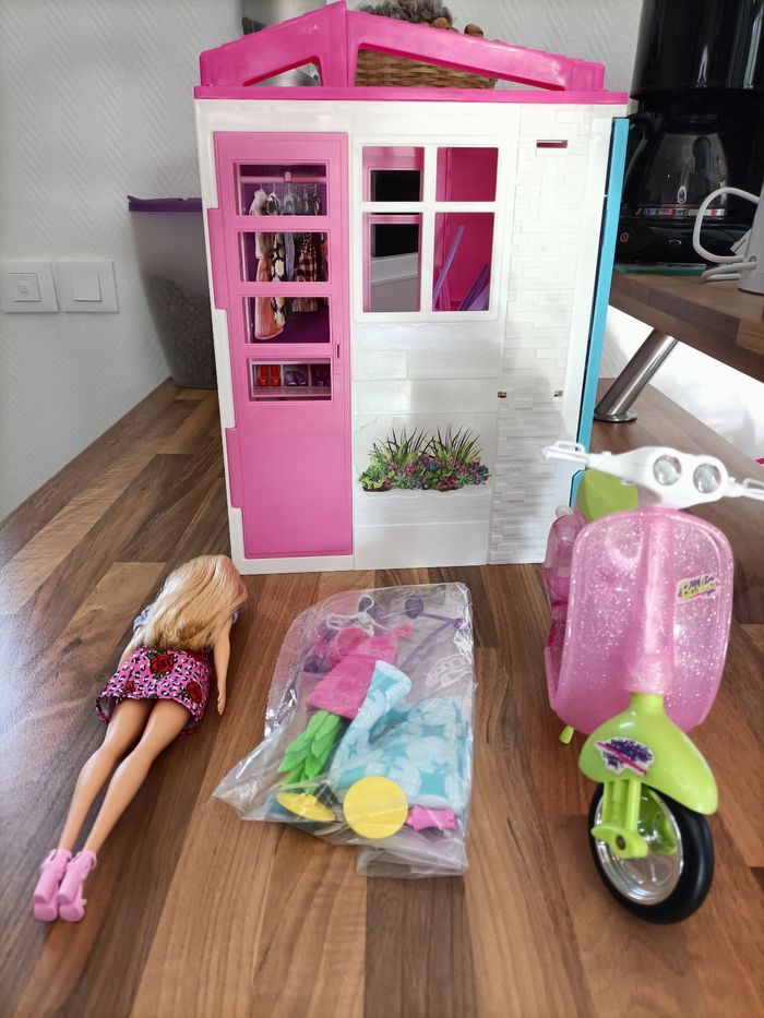 Jolie maison barbie 🏡 + 1 barbie + nombreux meubles et accessoires+ scooter - photo numéro 10