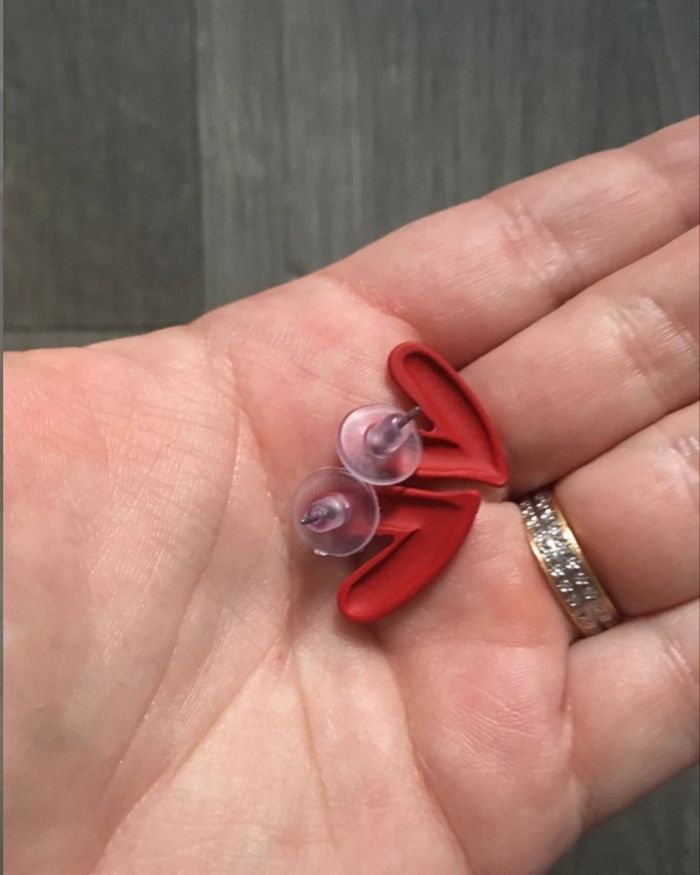 Petites boucles d’oreilles pour NEUVES femme, en forme de cœurs ♥️ couleur rouge - photo numéro 5