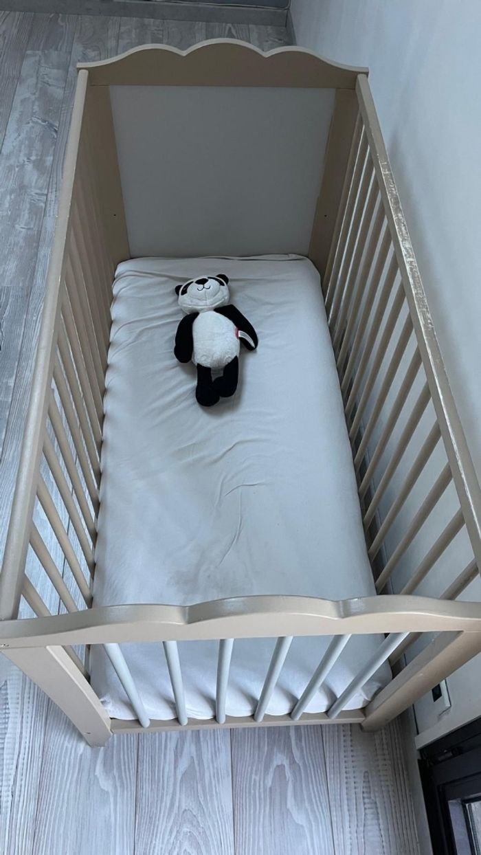 Lit à barreaux en bois + matelas - photo numéro 3