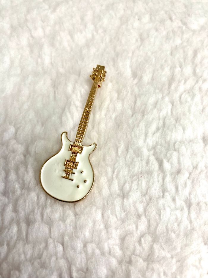 Broche guitare blanche