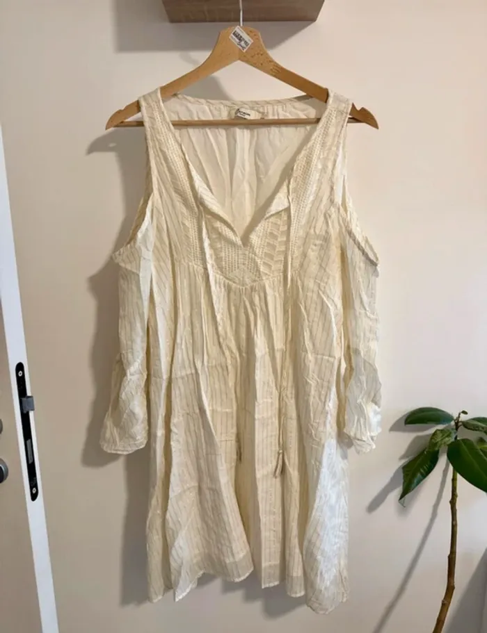 Robe blanche dorée épaules ouvertes
