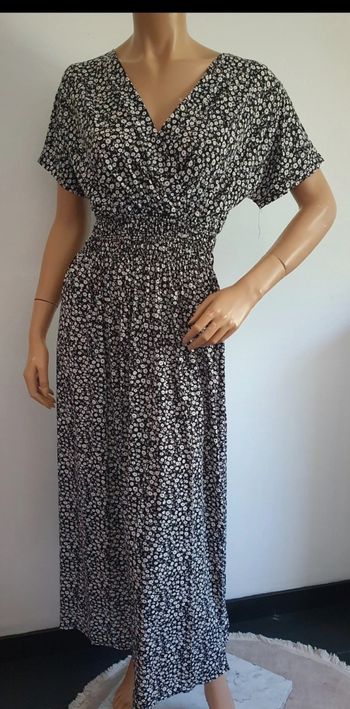 Longue robe neuve avec étiquette noire à fleurs blanches taille magique jusqu au 52