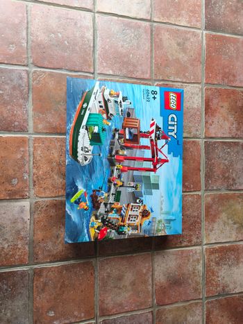 LEGO City - Le port et le navire marchand (60422)