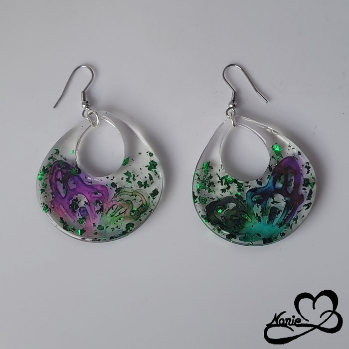 Boucles d'oreilles transparentes avec des papillons colorés et des feuilles vertes - photo numéro 3