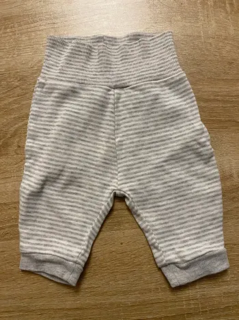 Pantalon gris et blanc 1 mois