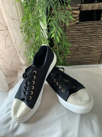 Très belles baskets basses dorées et noires femme