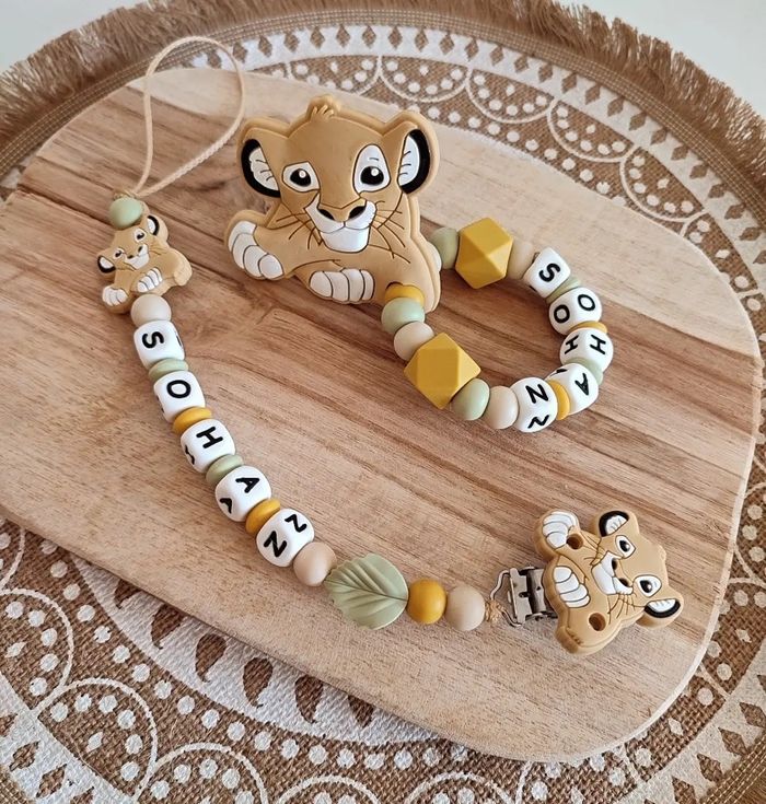 attache tétine disney