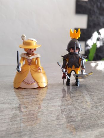 Chevalier avec princesse playmobil en très bon état