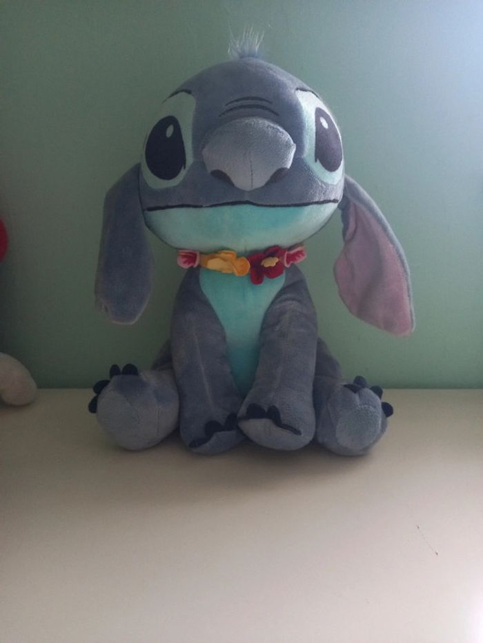 Peluche Stitch avec collier Hawaïen