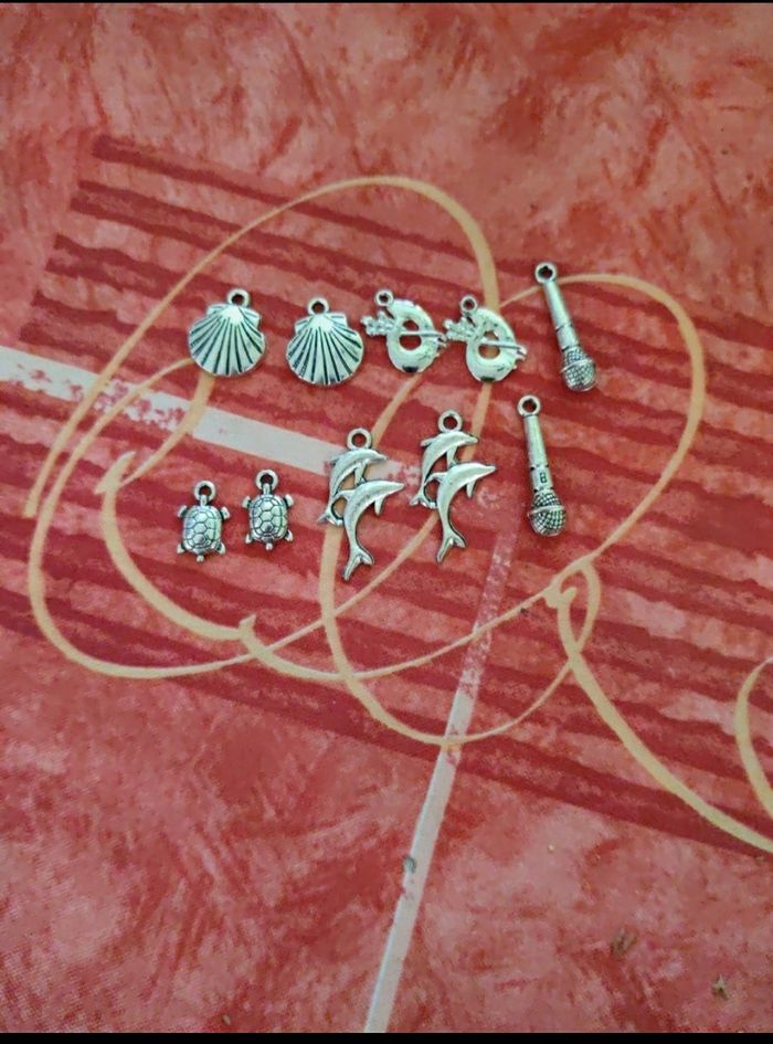 Lot de 10 breloques argenté divers 1