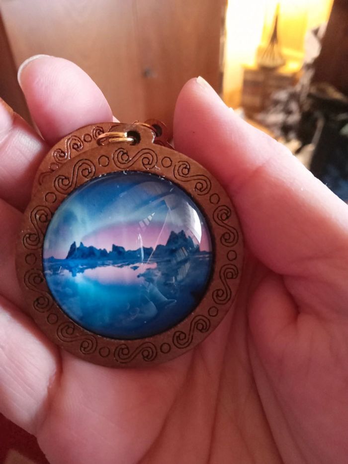 2 jolis pendentifs en bois - photo numéro 2