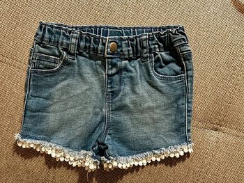 Short en jean avec broderies