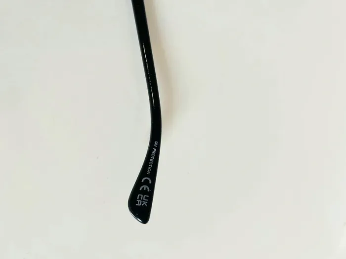 Lunette de soleil femme hexagonale noire et dorée verres dégradés UV protection catégorie 3 - photo numéro 4