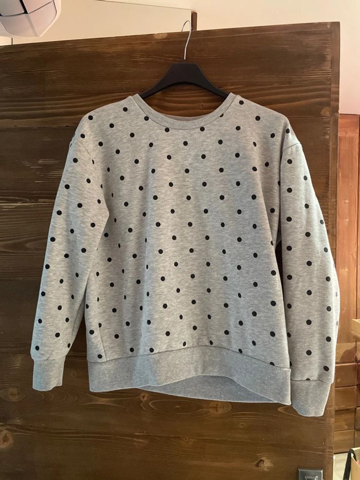Sweat gris à pois noir