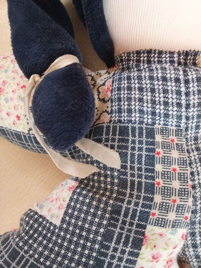 Doudou Moulin Roty vite un câlin poupée chiffon tissu 1997 bleu marine tissu style  patchwork  fleurs fleuri floral visage peint - photo numéro 2