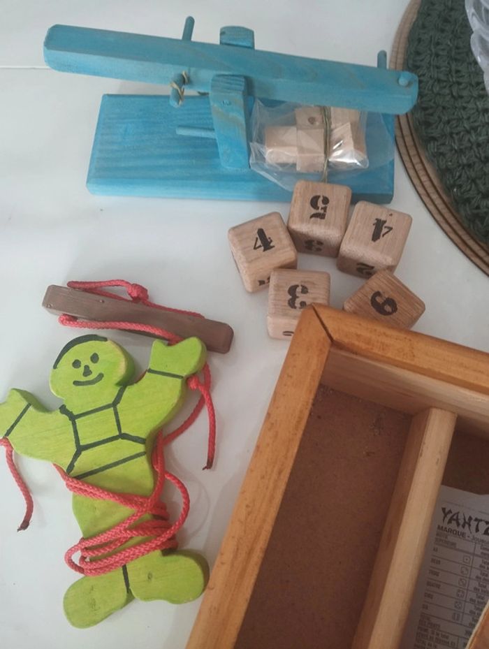 jouets et boîte en bois