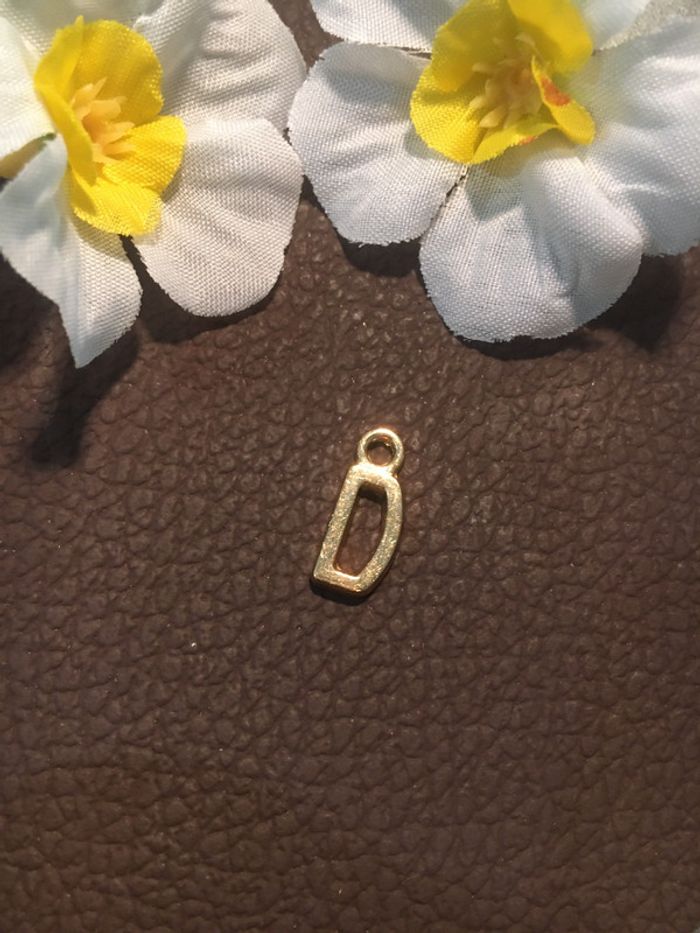 pendentif fantaisie métal doré lettre D