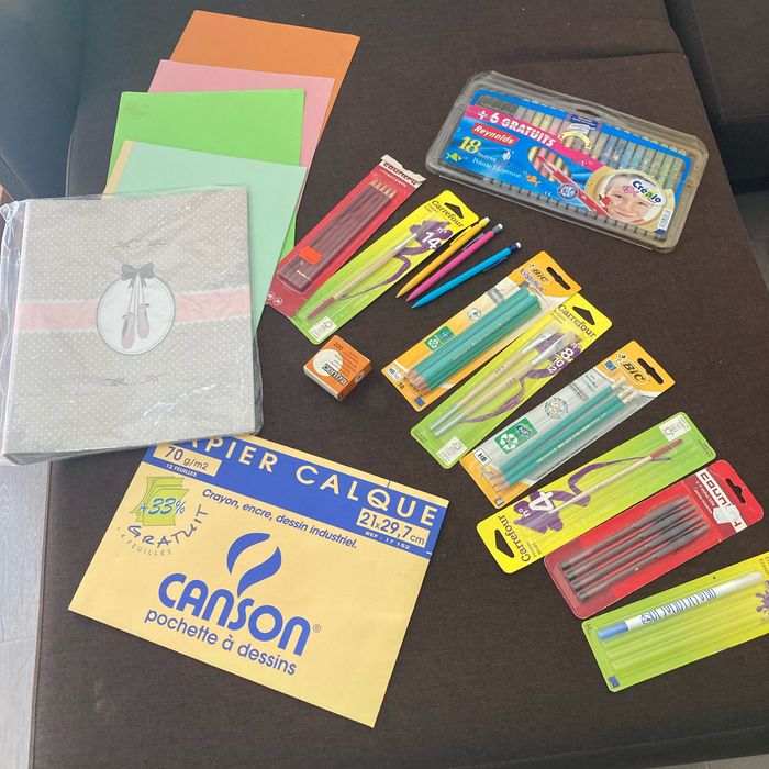 Lot de fournitures scolaires