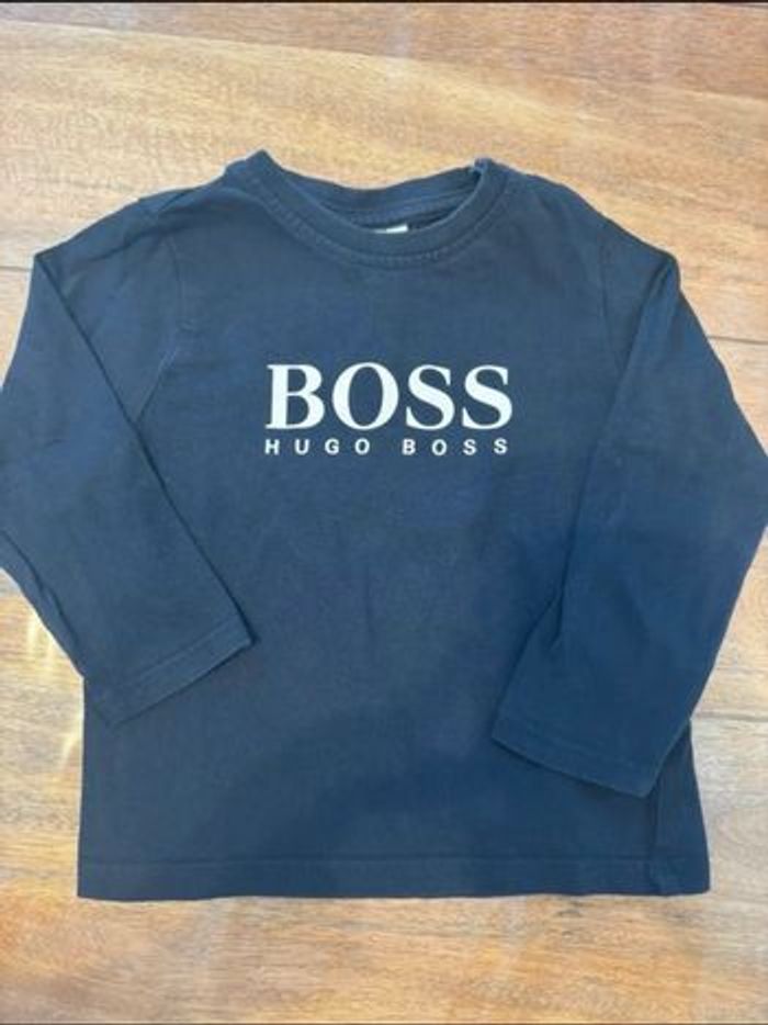 TEE shirt manches longues Hugo boss taille 2 ans excellent état - photo numéro 1