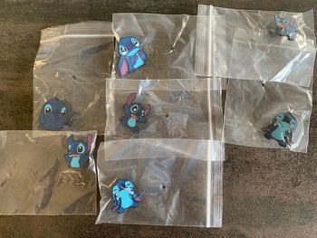 Lot de 7 pins Stitch neufs