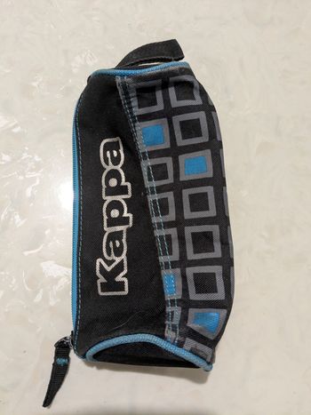 Trousse Kappa noire et bleue.