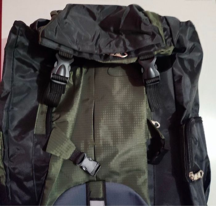 Grand* sac à dos imperméable noir-kaki 60 L pour la randonnée - photo numéro 4