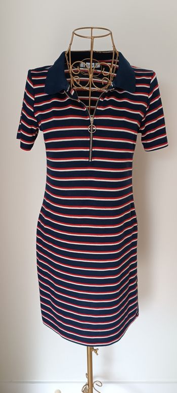 Robe courte rayée, manches courtes.