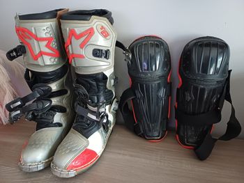 Bottes motocross Alpinestars Tech 8 taille 45 / US11 + protection tibia / genoux