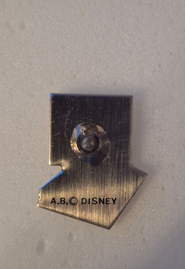 Pin's EuroDisney "Le journal de Mickey" - photo numéro 2