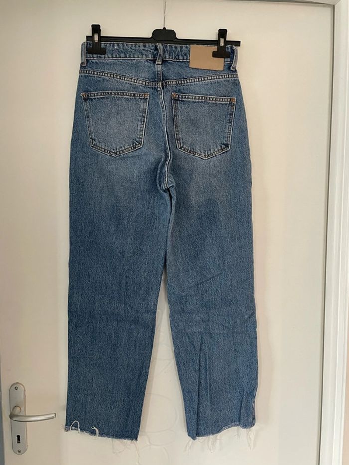 Jean bleu court taille haute coupe flare mom jambe large pull & bear taille 36 - photo numéro 5