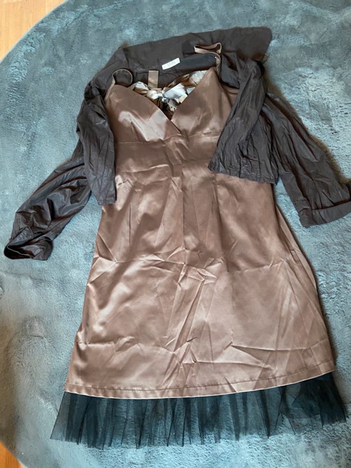 Robe de soirée Sepia satinée marron glacée avec boléro marron