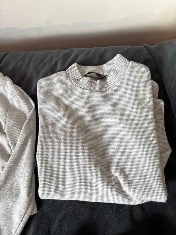 Lot hauts tshirts pull S - photo numéro 4