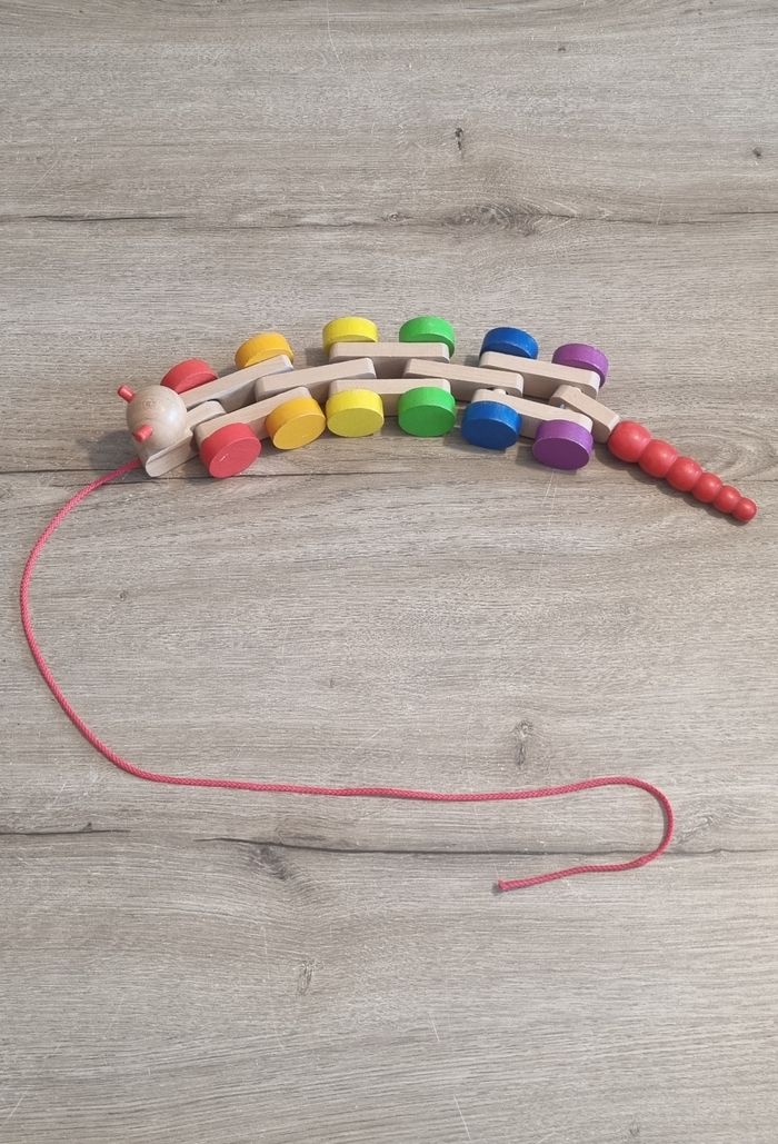 Chenille articulée en bois à tirer