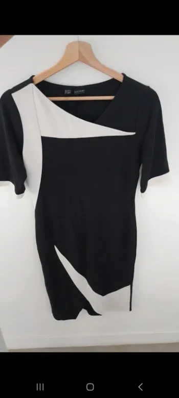 Robe noire et blanche