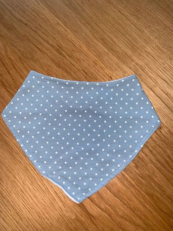 Bavoir triangle bébé tao tape à l’œil  Bleu blanc  Visuel etoiles