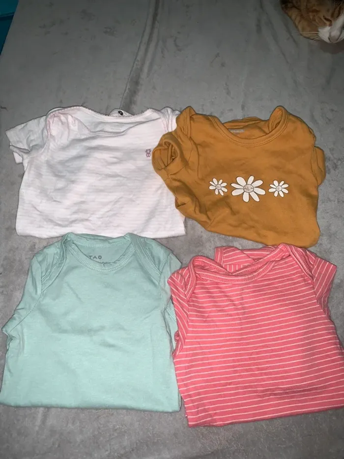 Lot de 4 bodie bébé fille colorés et fleuris