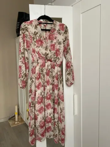 Robe cache-coeur fleurie