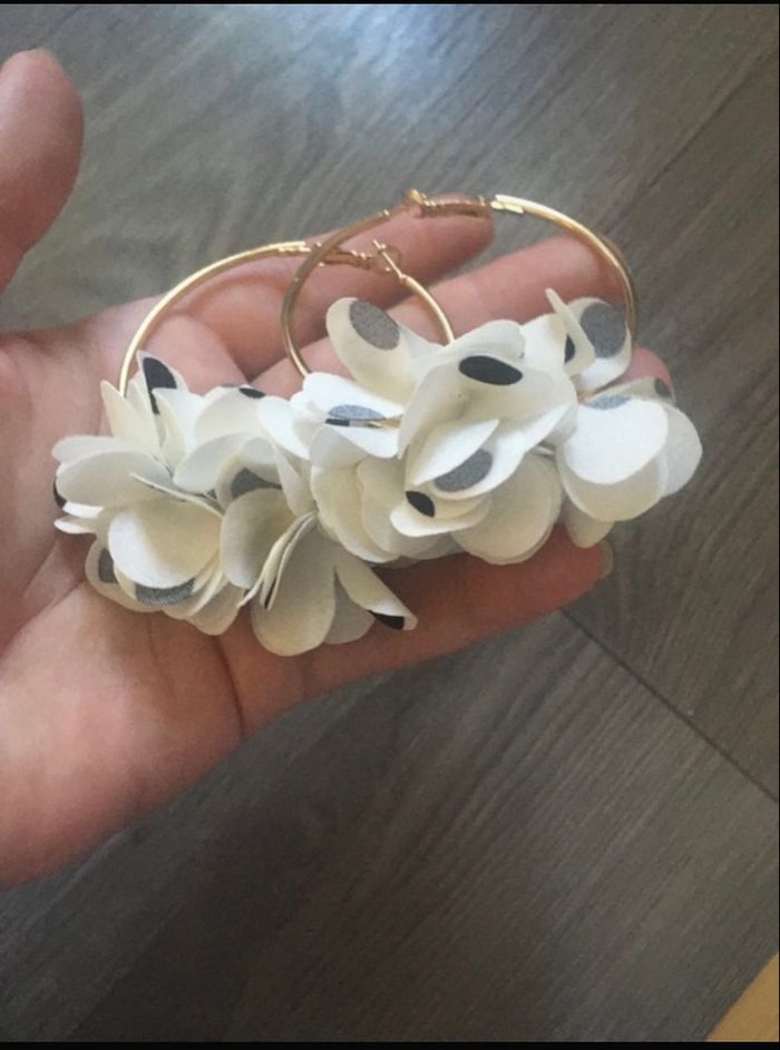 Créoles / Boucles d’oreilles à froufrous NEUVES pour femme couleurs blanc, noir et doré - photo numéro 5