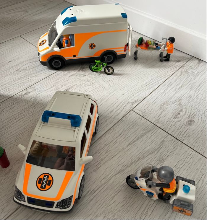 Playmobil hôpital 3 niveaux + helisurface - photo numéro 6