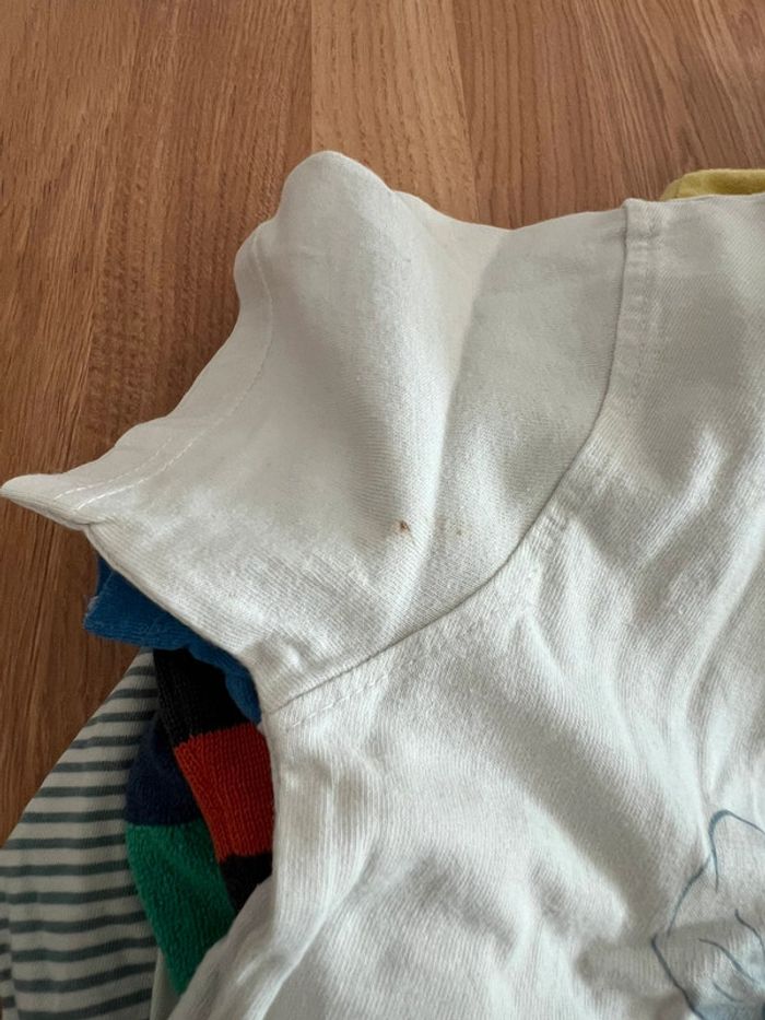 Lot de vêtements tâchés ou abîmés - photo numéro 10