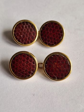 Boutons de manchette anciens cuir grainé rouge et métal doré