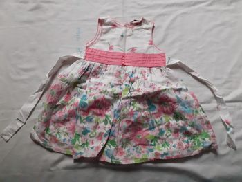 Robe fleurie sans manches très large avec ceinture rose