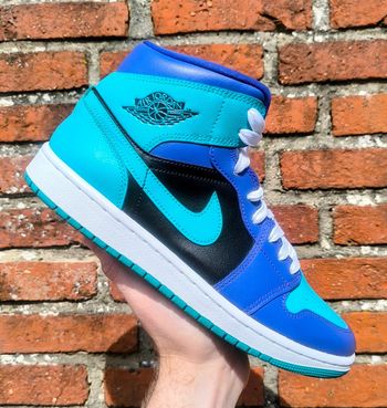 Baskets Jordan one mid black grappe violette noir pointure 42 très bon état avec boîte