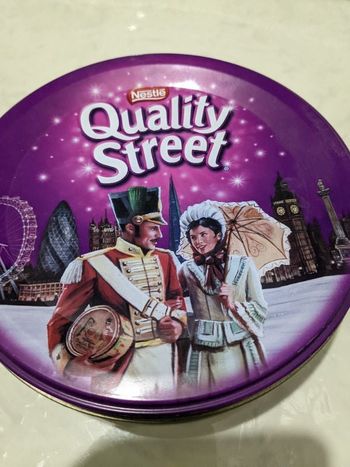 Boîte métallique à biscuits.